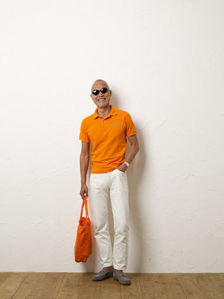 Orange Polohemd kombinieren – 90 Herren Outfits: Erwägen Sie das Tragen von einem orange Polohemd und einer weißen Chinohose für ein Alltagsoutfit, das Charakter und Persönlichkeit ausstrahlt. Fühlen Sie sich mutig? Wählen Sie grauen Wildleder Slipper.