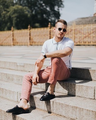 Smart-Casual heiß Wetter Outfits Herren 2024: Kombinieren Sie ein weißes Polohemd mit einer rosa Chinohose, um mühelos alles zu meistern, was auch immer der Tag bringen mag. Fühlen Sie sich ideenreich? Vervollständigen Sie Ihr Outfit mit schwarzen Leder Slippern.