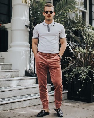 Smart-Casual heiß Wetter Outfits Herren 2024: Kombinieren Sie ein weißes Polohemd mit einer rosa Chinohose für einen bequemen Alltags-Look. Schwarze Leder Slipper sind eine einfache Möglichkeit, Ihren Look aufzuwerten.