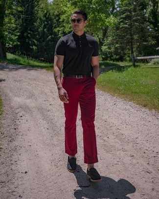 Rote Chinohose kombinieren – 365 Herren Outfits: Kombinieren Sie ein schwarzes Polohemd mit einer roten Chinohose für einen bequemen Alltags-Look. Fühlen Sie sich ideenreich? Wählen Sie schwarzen Wildleder Slipper.