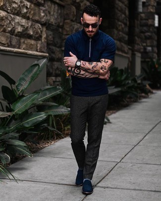 Blaue Socken kombinieren – 500+ Herren Outfits: Ein dunkelblaues Polohemd und blaue Socken sind eine ideale Outfit-Formel für Ihre Sammlung. Machen Sie Ihr Outfit mit dunkelblauen Wildleder Slippern eleganter.