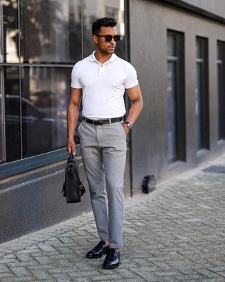 Schwarzen Ledergürtel kombinieren – 500+ Herren Outfits: Kombinieren Sie ein weißes Polohemd mit einem schwarzen Ledergürtel für einen entspannten Wochenend-Look. Ergänzen Sie Ihr Outfit mit schwarzen Leder Slippern, um Ihr Modebewusstsein zu zeigen.