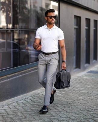 Schwarzen Ledergürtel kombinieren – 500+ Herren Outfits: Ein weißes Polohemd und ein schwarzer Ledergürtel sind eine perfekte Outfit-Formel für Ihre Sammlung. Fügen Sie schwarzen Leder Slipper für ein unmittelbares Style-Upgrade zu Ihrem Look hinzu.