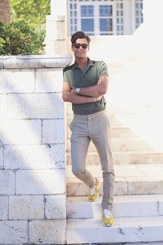 Sonnenbrille kombinieren – 500+ Herren Outfits: Vereinigen Sie ein olivgrünes Polohemd mit einer Sonnenbrille für einen entspannten Wochenend-Look. Fügen Sie senf Sportschuhe für ein unmittelbares Style-Upgrade zu Ihrem Look hinzu.