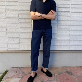 Smart-Casual heiß Wetter Outfits Herren 2024: Entscheiden Sie sich für ein dunkelblaues Polohemd und dunkelblauen Jeans für einen bequemen Alltags-Look. Fühlen Sie sich mutig? Wählen Sie schwarzen Samt Slipper.