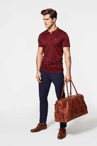 Rotbraune Leder Reisetasche kombinieren – 11 Herren Outfits heiß Wetter: Für ein bequemes Couch-Outfit, kombinieren Sie ein dunkelrotes Polohemd mit einer rotbraunen Leder Reisetasche. Fühlen Sie sich mutig? Wählen Sie braunen Leder Oxford Schuhe.