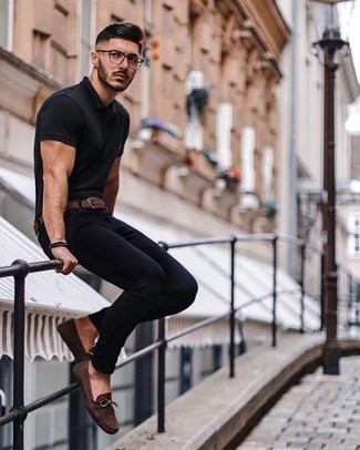 Welche Jeans mit brauner Mokassins zu tragen – 34 Herren Outfits: Für ein bequemes Couch-Outfit, entscheiden Sie sich für ein schwarzes Polohemd und Jeans. Vervollständigen Sie Ihr Look mit braunen Mokassins.