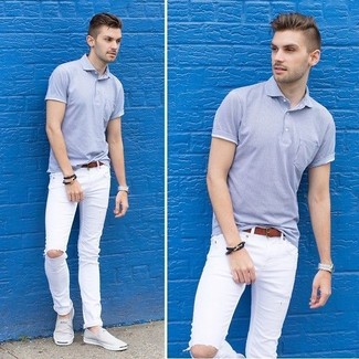 Weiße enge Jeans kombinieren – 222 Herren Outfits: Ein graues Polohemd und weiße enge Jeans sind eine ideale Outfit-Formel für Ihre Sammlung. Fügen Sie grauen Slip-On Sneakers aus Segeltuch für ein unmittelbares Style-Upgrade zu Ihrem Look hinzu.
