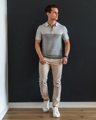 Graues Polohemd kombinieren – 243 Herren Outfits: Paaren Sie ein graues Polohemd mit hellbeige Jeans für ein großartiges Wochenend-Outfit. Weiße Segeltuch niedrige Sneakers sind eine ideale Wahl, um dieses Outfit zu vervollständigen.