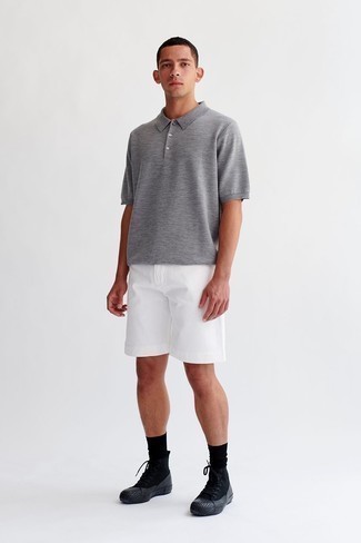 graues Polohemd, weiße Shorts, schwarze hohe Sneakers aus Segeltuch, schwarze Socken für Herren