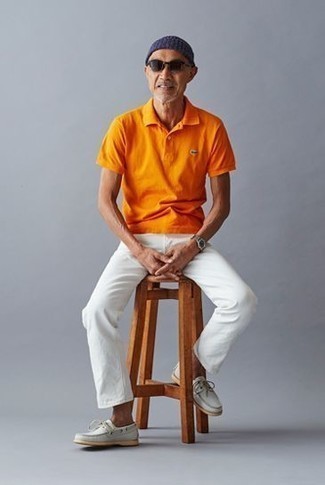 Orange Polohemd kombinieren – 90 Herren Outfits: Paaren Sie ein orange Polohemd mit weißen Jeans, um einen lockeren, aber dennoch stylischen Look zu erhalten. Weiße Leder Bootsschuhe sind eine ideale Wahl, um dieses Outfit zu vervollständigen.