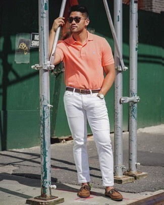 20 Jährige: Weiße Jeans kombinieren – 381 Herren Outfits: Tragen Sie ein orange Polohemd und weißen Jeans für ein bequemes Outfit, das außerdem gut zusammen passt. Braune Wildleder Bootsschuhe sind eine kluge Wahl, um dieses Outfit zu vervollständigen.