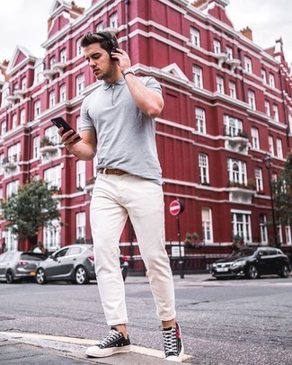 Graues Polohemd kombinieren – 243 Herren Outfits: Kombinieren Sie ein graues Polohemd mit weißen Jeans für ein bequemes Outfit, das außerdem gut zusammen passt. Komplettieren Sie Ihr Outfit mit schwarzen bedruckten Segeltuch niedrigen Sneakers.
