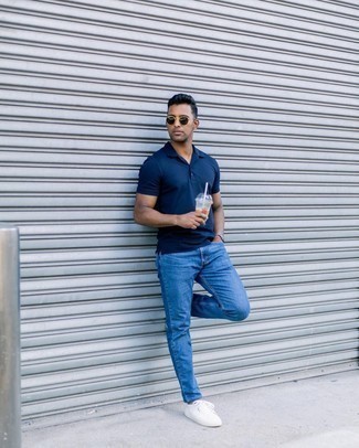 Wie blaue Jeans mit weißer Segeltuch niedriger Sneakers zu kombinieren – 500+ Casual Herren Outfits: Paaren Sie ein dunkelblaues Polohemd mit blauen Jeans für einen bequemen Alltags-Look. Vervollständigen Sie Ihr Look mit weißen Segeltuch niedrigen Sneakers.