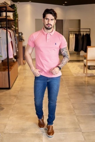 Dunkelbraune Lederuhr kombinieren – 500+ Herren Outfits: Erwägen Sie das Tragen von einem rosa Polohemd und einer dunkelbraunen Lederuhr für einen entspannten Wochenend-Look. Wählen Sie braunen Leder Slipper, um Ihr Modebewusstsein zu zeigen.