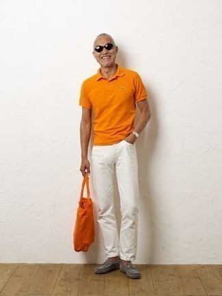 Orange Polohemd kombinieren – 90 Herren Outfits: Kombinieren Sie ein orange Polohemd mit weißen Jeans für ein bequemes Outfit, das außerdem gut zusammen passt. Fühlen Sie sich mutig? Entscheiden Sie sich für grauen Wildleder Slipper.