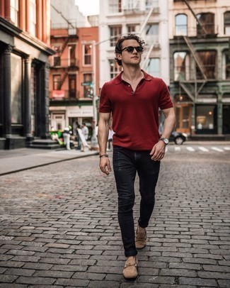 Rotes Polohemd kombinieren – 133 Herren Outfits: Die Vielseitigkeit von einem roten Polohemd und schwarzen Jeans machen sie zu einer lohnenswerten Investition. Fühlen Sie sich ideenreich? Wählen Sie hellbeige Wildleder Slipper.