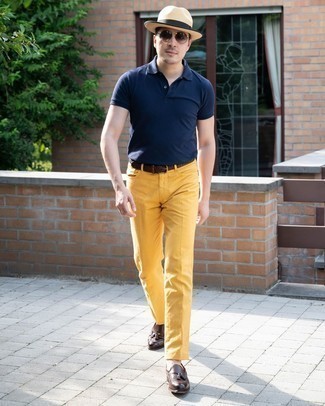 Gelbe Jeans kombinieren – 19 Herren Outfits: Tragen Sie ein dunkelblaues Polohemd und gelben Jeans für ein sonntägliches Mittagessen mit Freunden. Entscheiden Sie sich für dunkelbraunen Leder Slipper mit Quasten, um Ihr Modebewusstsein zu zeigen.