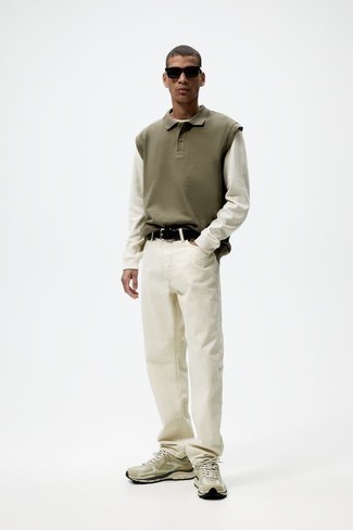 Weiße Jeans kombinieren – 1200+ Herren Outfits: Erwägen Sie das Tragen von einem olivgrünen Polohemd und weißen Jeans, um einen lockeren, aber dennoch stylischen Look zu erhalten. Bringen Sie die Dinge durcheinander, indem Sie hellbeige Sportschuhe mit diesem Outfit tragen.