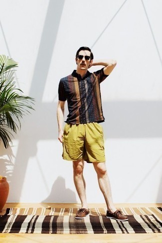 Bootsschuhe kombinieren – 500+ Herren Outfits: Kombinieren Sie ein mehrfarbiges bedrucktes Polohemd mit olivgrünen Shorts für ein sonntägliches Mittagessen mit Freunden. Fühlen Sie sich ideenreich? Vervollständigen Sie Ihr Outfit mit Bootsschuhen.