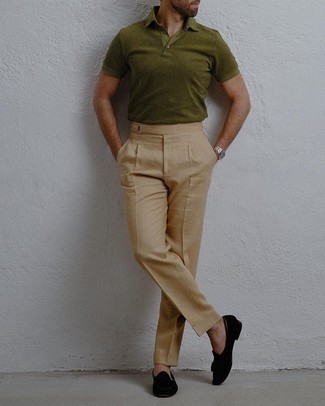 Dunkelgrünes T-shirt kombinieren – 770+ Herren Outfits: Tragen Sie ein dunkelgrünes T-shirt und eine beige Anzughose für Ihren Bürojob. Setzen Sie bei den Schuhen auf die klassische Variante mit schwarzen Wildleder Slippern mit Quasten.
