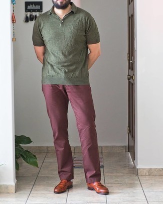 Rote Socken kombinieren – 500+ Herren Outfits: Erwägen Sie das Tragen von einem olivgrünen Polohemd und roten Socken für einen entspannten Wochenend-Look. Rotbraune Leder Slipper bringen Eleganz zu einem ansonsten schlichten Look.