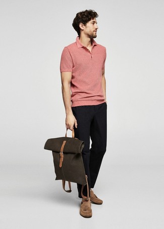 20 Jährige: Dunkelgrünen Rucksack kombinieren – 38 Herren Outfits: Für ein bequemes Couch-Outfit, kombinieren Sie ein rosa Polohemd mit einem dunkelgrünen Rucksack. Fühlen Sie sich ideenreich? Entscheiden Sie sich für beige Wildleder Mokassins.
