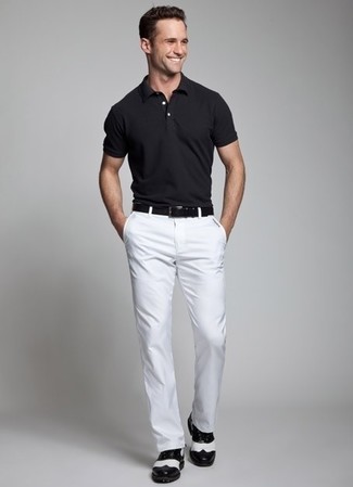 Schwarze Leder Brogues kombinieren – 288 Herren Outfits: Vereinigen Sie ein schwarzes Polohemd mit einer weißen Chinohose für ein bequemes Outfit, das außerdem gut zusammen passt. Fühlen Sie sich mutig? Entscheiden Sie sich für schwarzen Leder Brogues.