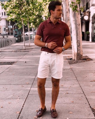 Mokassins kombinieren – 51 Herren Outfits heiß Wetter: Kombinieren Sie ein rotbraunes Polohemd mit weißen Shorts für ein sonntägliches Mittagessen mit Freunden. Mokassins fügen sich nahtlos in einer Vielzahl von Outfits ein.