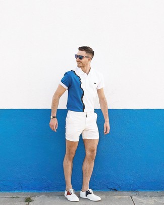 Weißes und dunkelblaues Polohemd kombinieren – 238 Herren Outfits heiß Wetter: Kombinieren Sie ein weißes und dunkelblaues Polohemd mit weißen Shorts für ein Alltagsoutfit, das Charakter und Persönlichkeit ausstrahlt. Weiße niedrige Sneakers sind eine perfekte Wahl, um dieses Outfit zu vervollständigen.