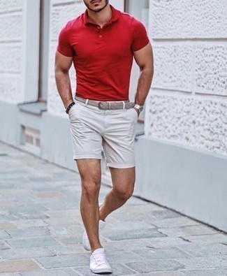 Grauen Gürtel kombinieren – 109 Herren Outfits: Für ein bequemes Couch-Outfit, kombinieren Sie ein rotes Polohemd mit einem grauen Gürtel. Fühlen Sie sich mutig? Komplettieren Sie Ihr Outfit mit weißen Segeltuch niedrigen Sneakers.