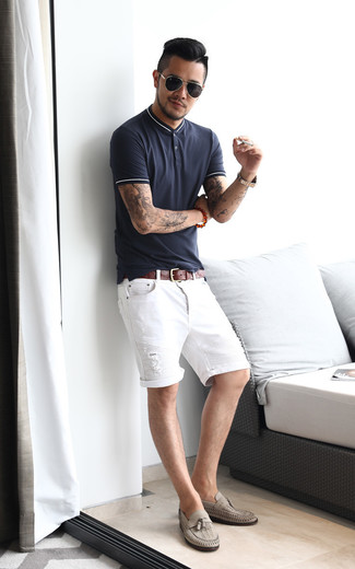 Shorts mit Destroyed-Effekten kombinieren – 122 Herren Outfits: Vereinigen Sie ein dunkelblaues Polohemd mit Shorts mit Destroyed-Effekten für einen entspannten Wochenend-Look. Fühlen Sie sich mutig? Wählen Sie grauen Leder Slipper mit Quasten.