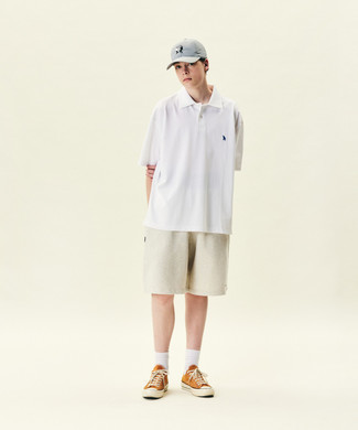 Graue Baseballkappe kombinieren – 271 Herren Outfits: Ein weißes Polohemd und eine graue Baseballkappe sind das Outfit Ihrer Wahl für faule Tage. Orange Segeltuch niedrige Sneakers bringen klassische Ästhetik zum Ensemble.