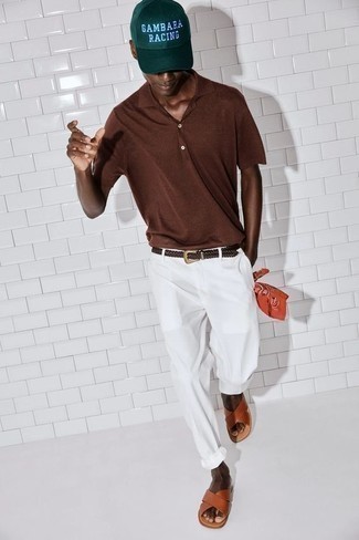 Bandana kombinieren – 827+ Herren Outfits: Ein dunkelgrünes bedrucktes T-Shirt mit einem Rundhalsausschnitt und ein Bandana vermitteln eine sorglose und entspannte Atmosphäre. Rotbraune Ledersandalen verleihen einem klassischen Look eine neue Dimension.