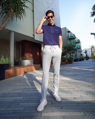 Casual heiß Wetter Outfits Herren 2024: Entscheiden Sie sich für ein violettes Polohemd und eine graue Chinohose für ein großartiges Wochenend-Outfit. Suchen Sie nach leichtem Schuhwerk? Vervollständigen Sie Ihr Outfit mit weißen hohen Sneakers aus Segeltuch für den Tag.