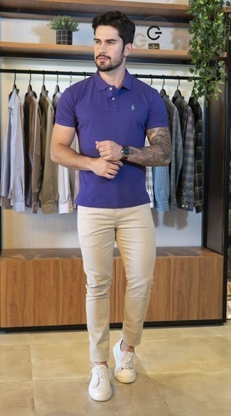 Herren Outfits 2022: Kombinieren Sie ein violettes Polohemd mit einer hellbeige Chinohose für ein großartiges Wochenend-Outfit. Dieses Outfit passt hervorragend zusammen mit weißen Leder niedrigen Sneakers.