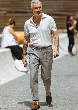 Business Schuhe kombinieren – 41 Elegante Herren Outfits heiß Wetter: Tragen Sie ein weißes Polohemd und eine graue Anzughose für einen für die Arbeit geeigneten Look. Fühlen Sie sich ideenreich? Vervollständigen Sie Ihr Outfit mit Business Schuhen.
