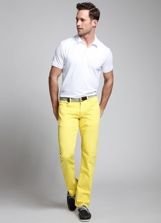 Weißes Polohemd kombinieren – 500+ Herren Outfits: Kombinieren Sie ein weißes Polohemd mit einer gelben Chinohose für ein großartiges Wochenend-Outfit. Schwarze Leder Bootsschuhe sind eine gute Wahl, um dieses Outfit zu vervollständigen.