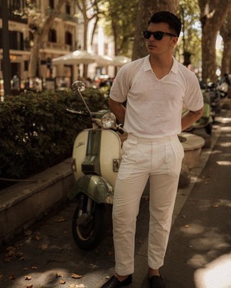 Weiße und blaue Hose kombinieren – 1200+ Sommer Herren Outfits: Kombinieren Sie ein weißes Polohemd mit einer weißen und blauen Hose für einen bequemen Alltags-Look. Fühlen Sie sich mutig? Ergänzen Sie Ihr Outfit mit schwarzen Leder Slippern. Dieser Look ist perfekt für den Sommer geeignet.