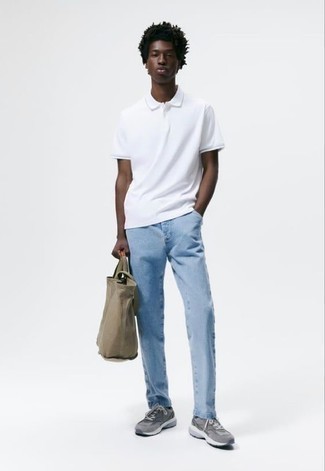 Sommer Outfits Herren 2024: Kombinieren Sie ein weißes Polohemd mit hellblauen Jeans für ein Alltagsoutfit, das Charakter und Persönlichkeit ausstrahlt. Wenn Sie nicht durch und durch formal auftreten möchten, ergänzen Sie Ihr Outfit mit grauen Sportschuhen. Das Outfit wird zu Sommer pur.