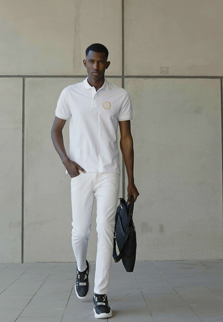 Weiße Jeans kombinieren – 500+ Sommer Herren Outfits: Kombinieren Sie ein weißes Polohemd mit weißen Jeans für ein großartiges Wochenend-Outfit. Dunkelblaue und weiße Sportschuhe leihen Originalität zu einem klassischen Look. Ein tolles Outfit für den Sommer.