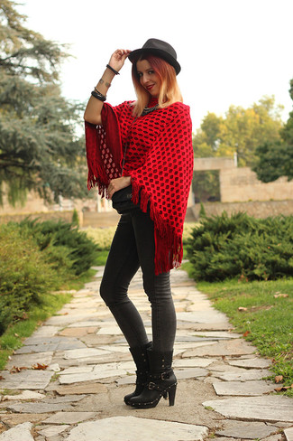 Roten Poncho kombinieren – 5 Damen Outfits: Probieren Sie diese Kombi aus einem roten Poncho und dunkelgrauen engen Jeans für ein wunderbares Wochenend-Outfit. Ergänzen Sie Ihr Look mit schwarzen Leder Stiefeletten.
