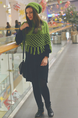 Sweatkleid kombinieren – 345 Damen Outfits: Ein Sweatkleid und ein grüner Strick Poncho sind wunderbar geeignet, um einen modernen, lässigen Look zu kreieren. Vervollständigen Sie Ihr Look mit schwarzen Leder Stiefeletten.