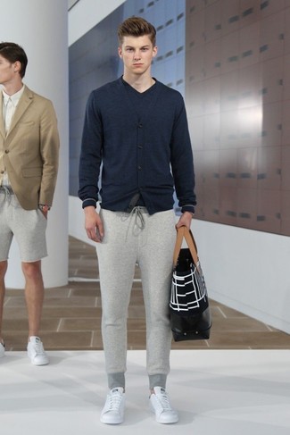 Bedruckte Ledertaschen kombinieren – 16 Frühling Herren Outfits