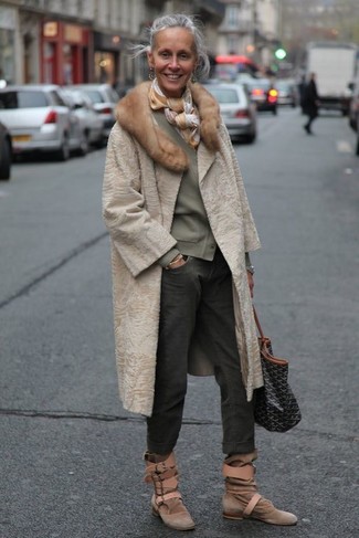 Bedruckten Seideschal kombinieren – 9 Damen Outfits kühl Wetter