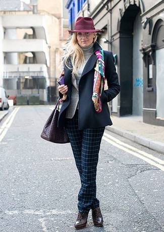 Bedruckten Seideschal kombinieren – 9 Damen Outfits kühl Wetter