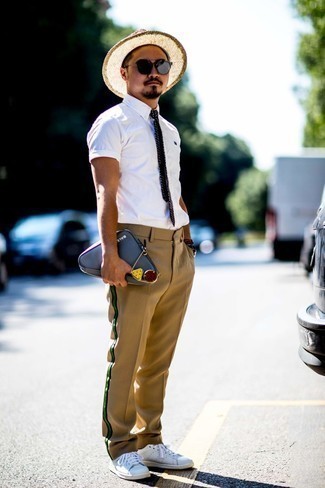Bedruckte Krawatte kombinieren – 11 Casual Herren Outfits