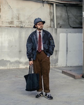 Bedruckte Krawatte kombinieren – 11 Casual Herren Outfits
