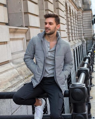 Wie Daunenjacke mit niedriger Sneakers zu kombinieren – 301 Herren Outfits