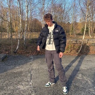Wie Daunenjacke mit niedriger Sneakers zu kombinieren – 301 Herren Outfits
